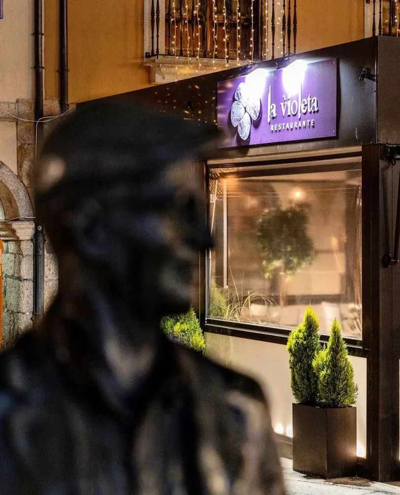 El Restaurante La Violeta de Ponferrada presenta nueva oferta gastronómica con el cocinero berciano Noel Gallego (1) El Restaurante La Violeta de Ponferrada presenta nueva oferta gastronómica con el cocinero berciano Noel Gallego (1)