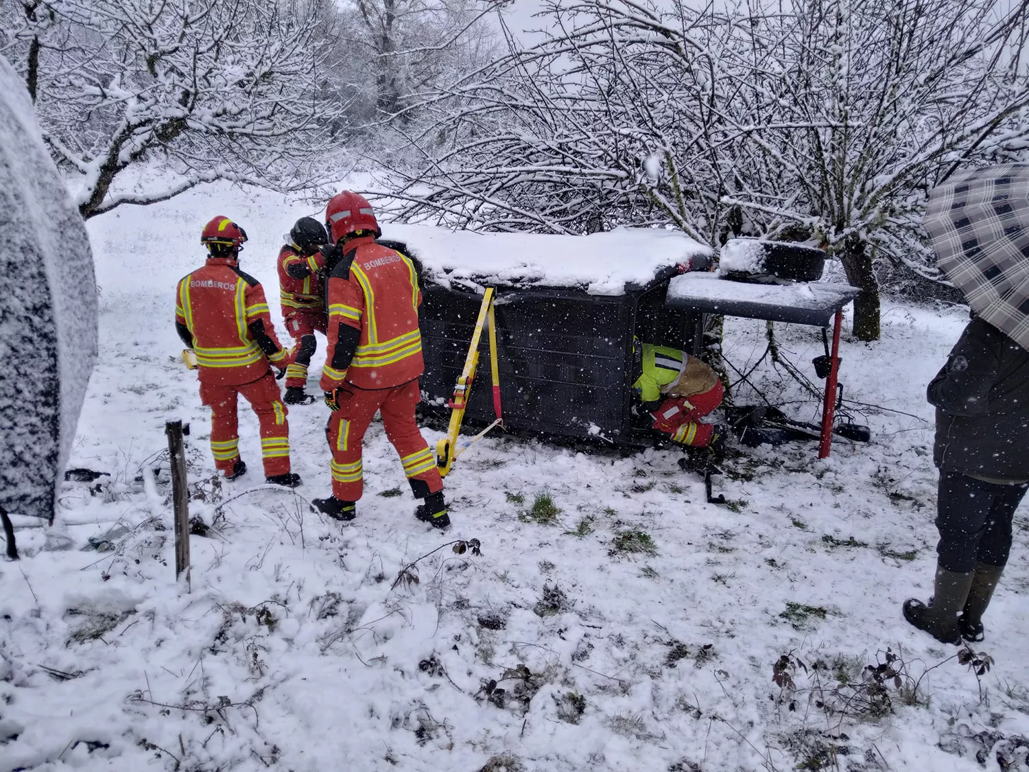 Rescatada de su coche una mujer en Susañe del Sil tras un accidente provocado por la nieve