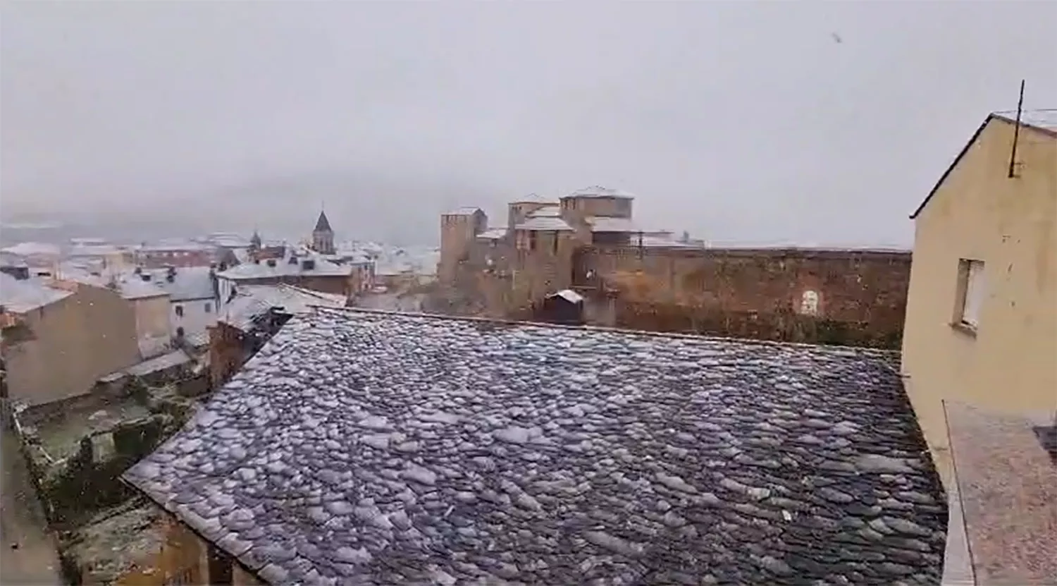 Así se vio la nieve desde una de las azoteas privilegiadas del casco antiguo de Ponferrada Así se vio la nieve desde una de las azoteas privilegiadas del casco antiguo de Ponferrada