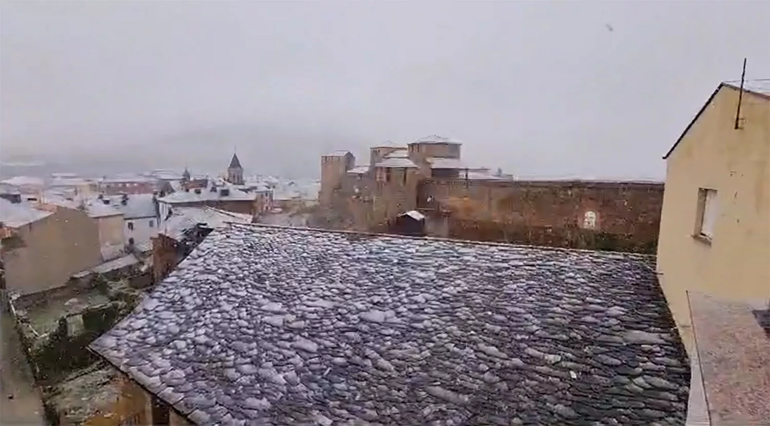 Así se vio la nieve desde una de las azoteas privilegiadas del casco antiguo de Ponferrada