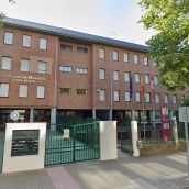 El instituto se encuentra en la Avenida Huertas del Sacramento de Ponferrada El instituto se encuentra en la Avenida Huertas del Sacramento de Ponferrada