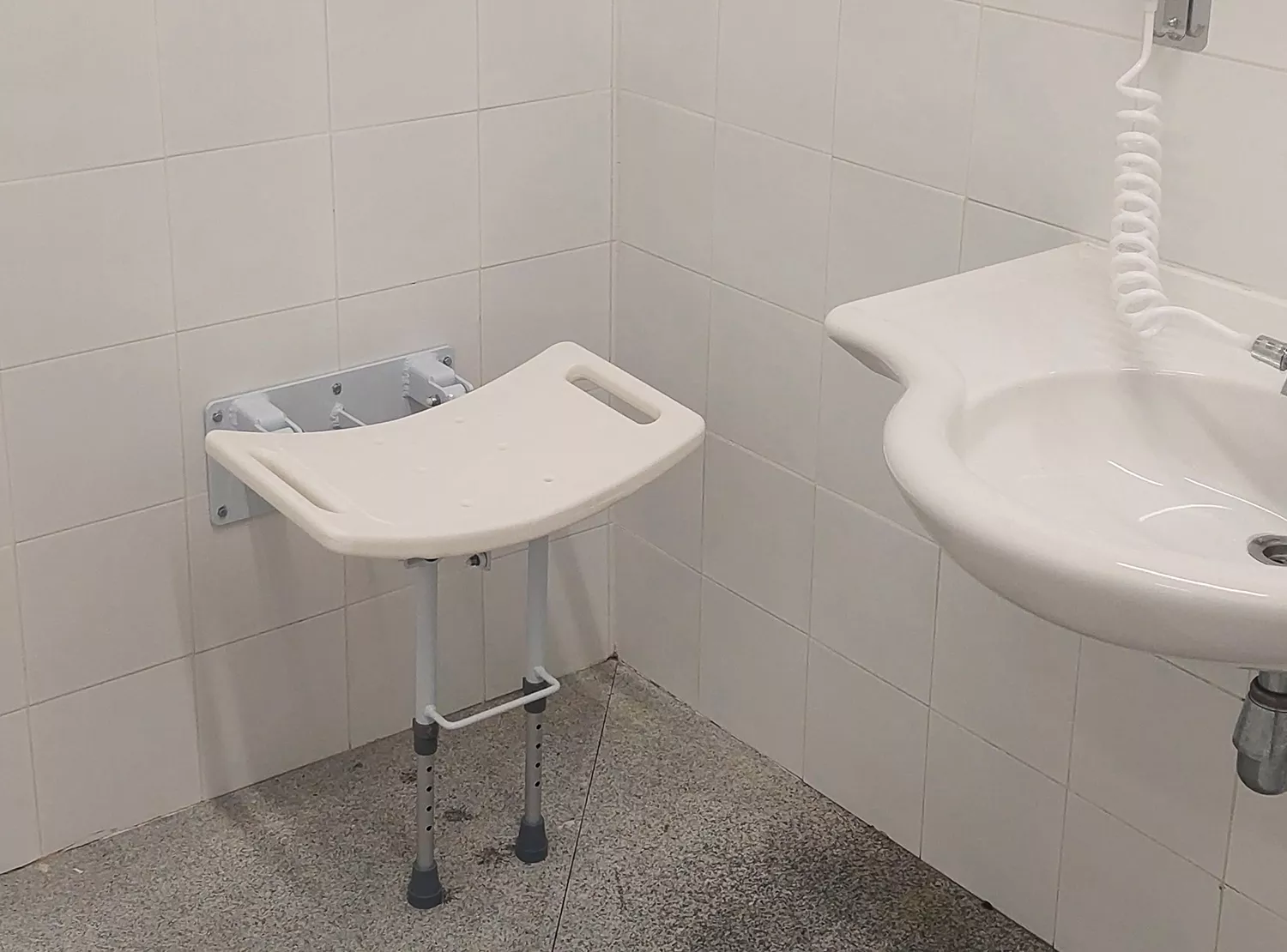 Fabero instala dos sillas para personas con movilidad reducida en los baños de la piscina climatizada