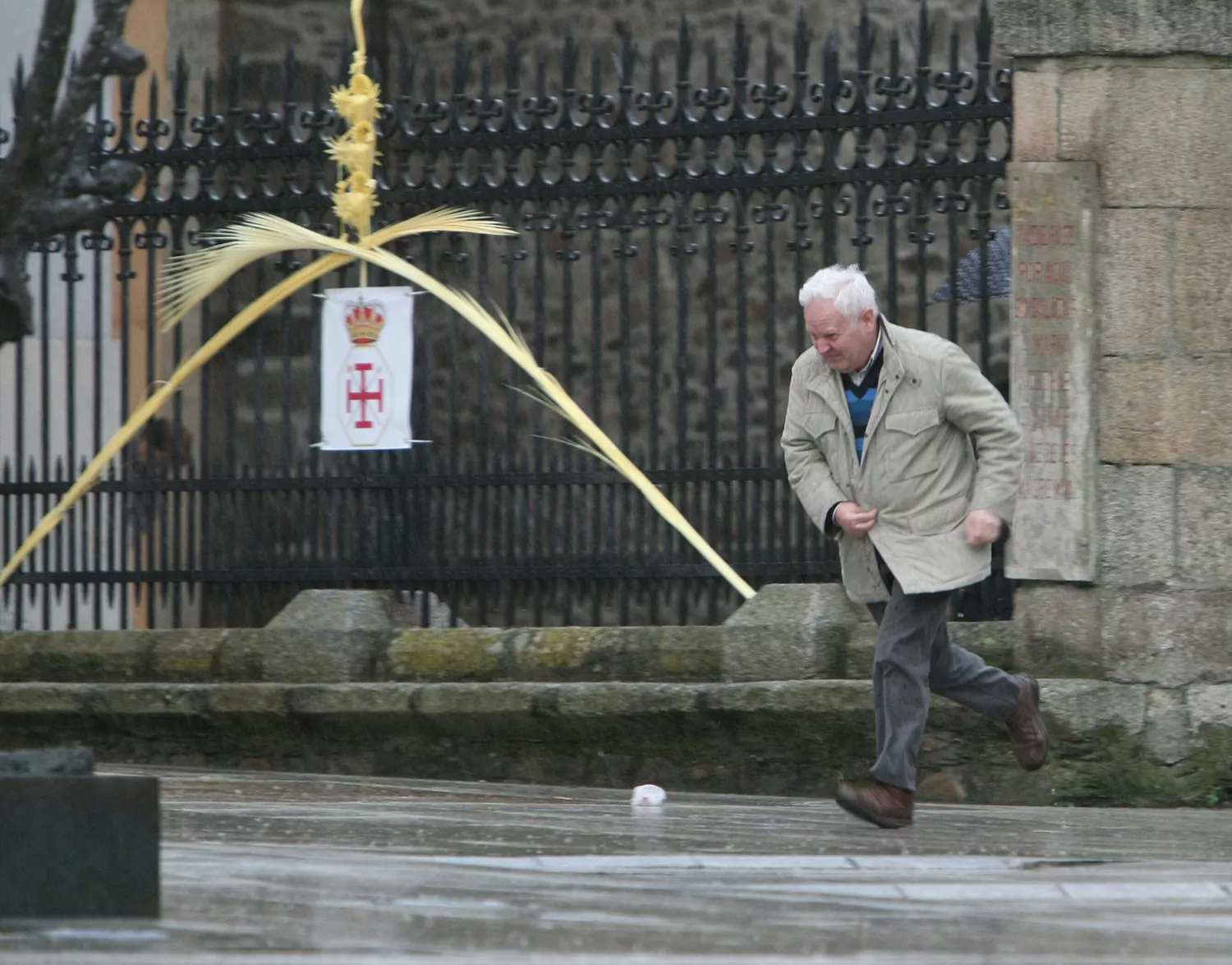 César Sánchez, ICAL. Un hombre corre a resguardarse de la intensa lluvia al finalizar la procesión infantil de Ponferrada César Sánchez, ICAL. Un hombre corre a resguardarse de la intensa lluvia al finalizar la procesión infantil de Ponferrada