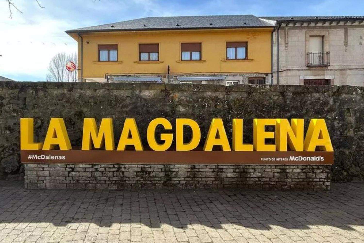 Letrero gigante de La Magdalena (León) montado por McDonald's Letrero gigante de La Magdalena (León) montado por McDonald's
