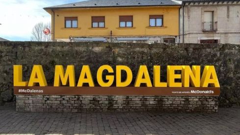Letrero gigante de La Magdalena (León) montado por McDonald's | Foto: (IG) @cazurreo