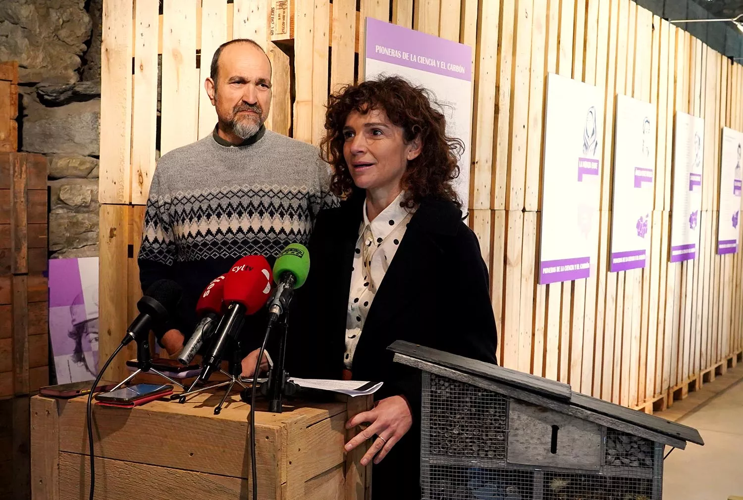 La directora del Museo de la Energía, Conchi Fernández, junto al director del área de Formación de Planta, Luis del Riego, durante la presentación del nuevo programa de educación ambiental ‘Un museo en verde’