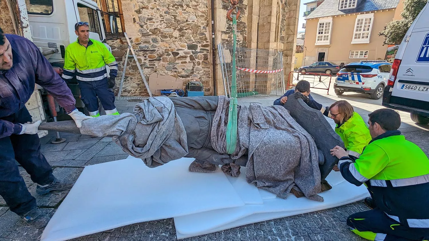 Llegada y colocación de la estatua del Lambrión Chupacandiles al casco antiguo de Ponferrada