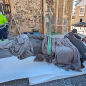 Llegada y colocación de la estatua del Lambrión Chupacandiles al casco antiguo de Ponferrada