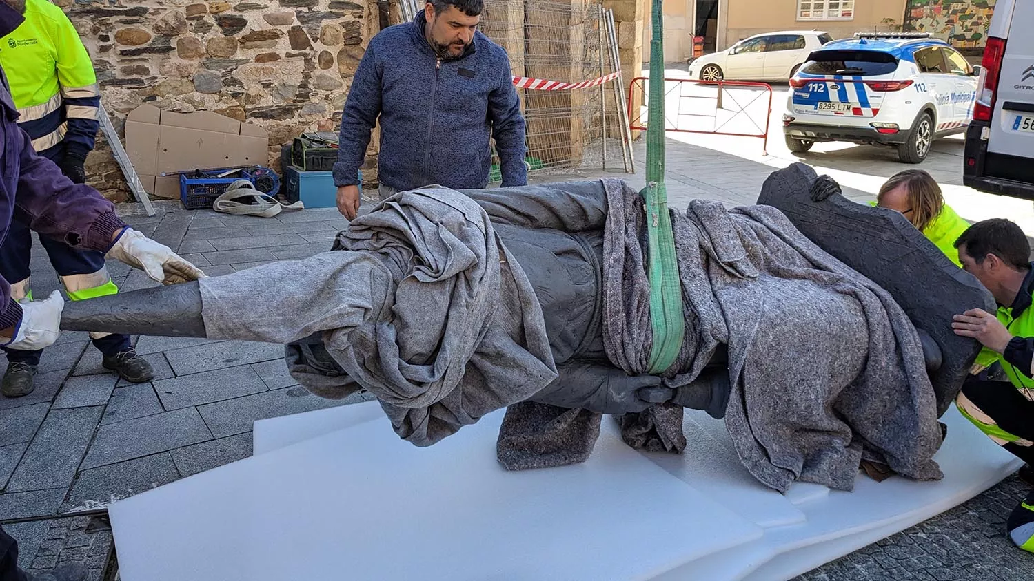 Llegada y colocación de la estatua del Lambrión Chupacandiles al casco antiguo de Ponferrada.