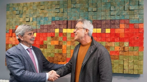 El rector de la ULE, Juan Francisco García Marín (I), durante la presentación del cuadro ‘The Colorfull Wall’, donado al Campus de Ponferrada por el artista y profesor Alfonso Fernández Manso (D)