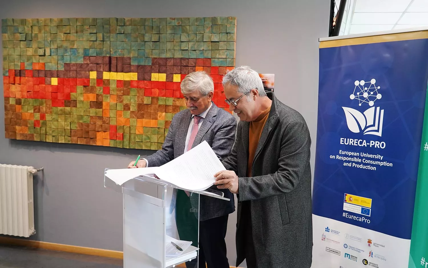 El rector de la ULE, Juan Francisco García Marín (I), durante la presentación del cuadro ‘The Colorfull Wall’, donado al Campus de Ponferrada por el artista y profesor Alfonso Fernández Manso (D) (2 El rector de la ULE, Juan Francisco García Marín (I), durante la presentación del cuadro ‘The Colorfull Wall’, donado al Campus de Ponferrada por el artista y profesor Alfonso Fernández Manso (D) (2