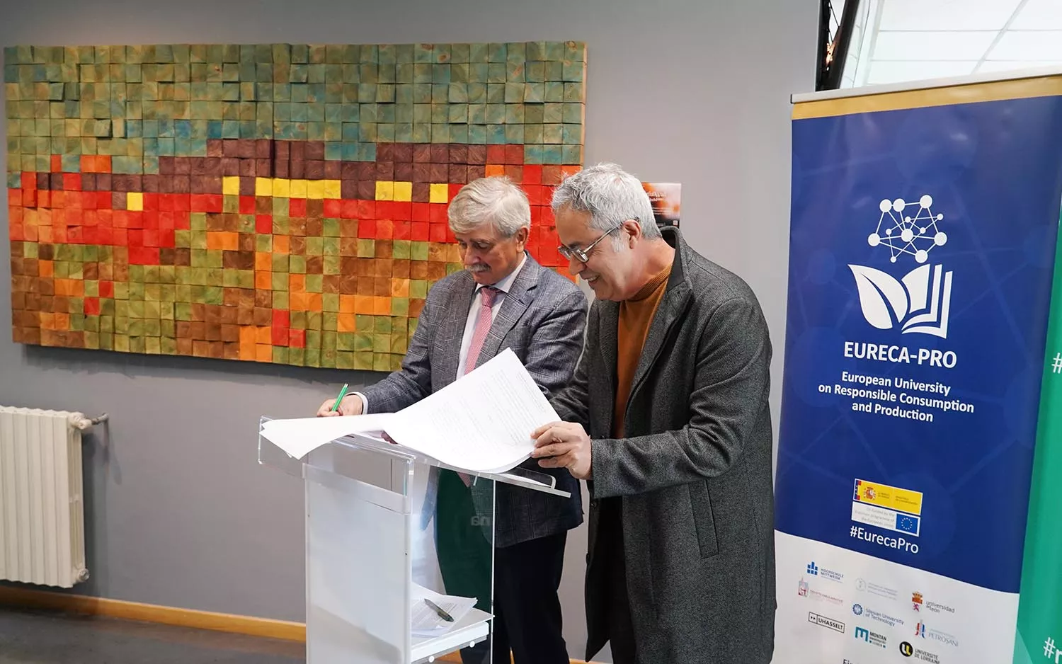El rector de la ULE, Juan Francisco García Marín (I), durante la presentación del cuadro ‘The Colorfull Wall’, donado al Campus de Ponferrada por el artista y profesor Alfonso Fernández Manso (D) (2