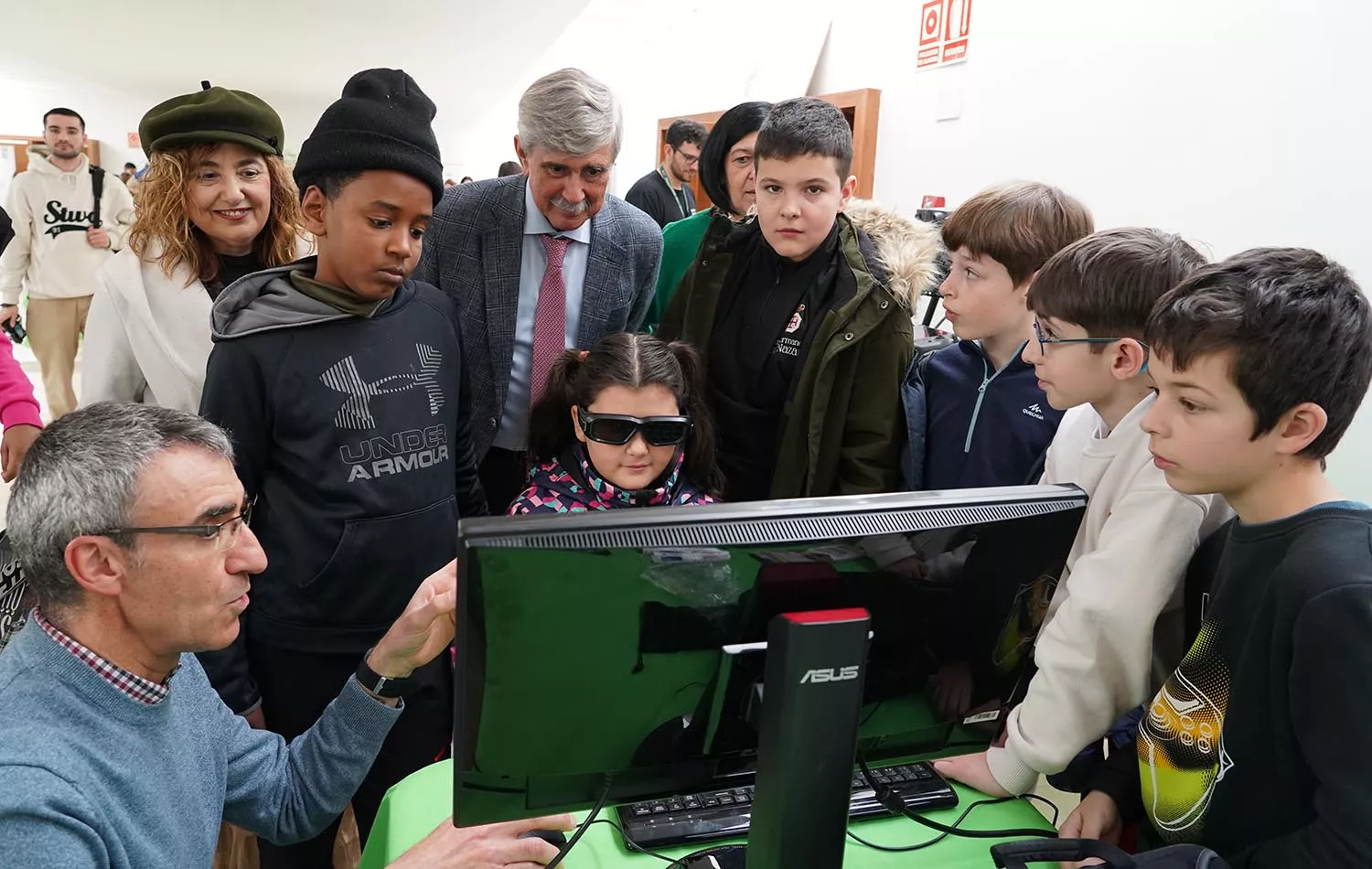 l rector de la ULE, Juan Francisco García Marín, junto a la vicerrectora del campus de Ponferrada, Pilar Marqués, durante su visita a los stands de Expouniversidad 2024 (1 l rector de la ULE, Juan Francisco García Marín, junto a la vicerrectora del campus de Ponferrada, Pilar Marqués, durante su visita a los stands de Expouniversidad 2024 (1