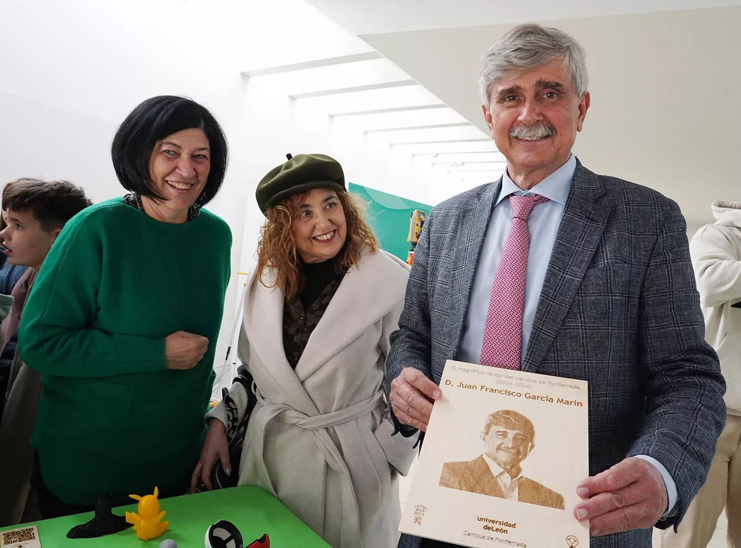 l rector de la ULE, Juan Francisco García Marín, junto a la vicerrectora del campus de Ponferrada, Pilar Marqués, durante su visita a los stands de Expouniversidad 2024 (2 l rector de la ULE, Juan Francisco García Marín, junto a la vicerrectora del campus de Ponferrada, Pilar Marqués, durante su visita a los stands de Expouniversidad 2024 (2