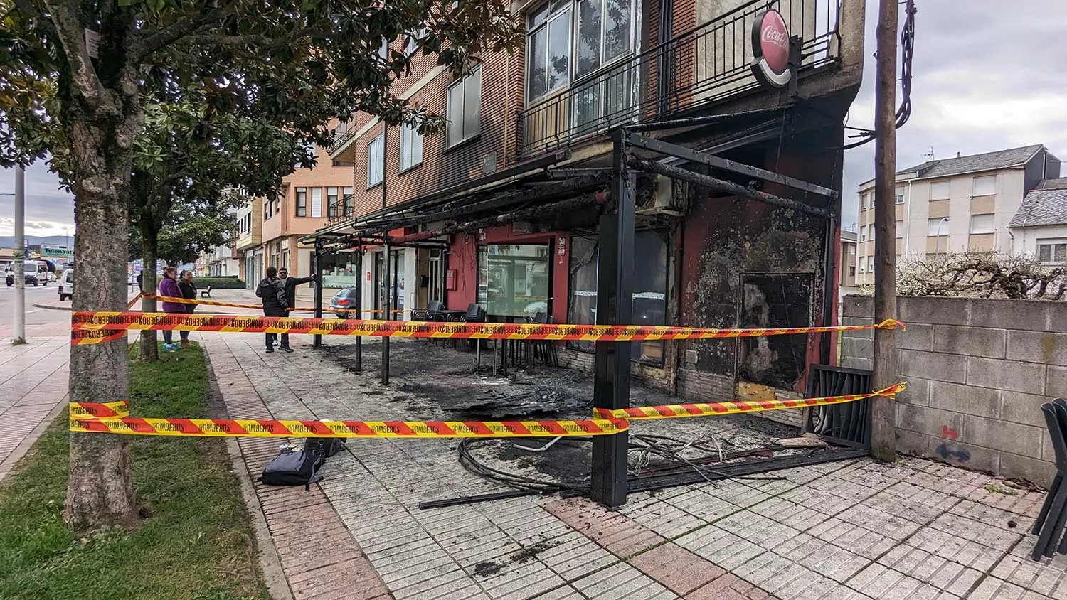 Incendio terraza del bar Saxo en Cuatrovientos Incendio terraza del bar Saxo en Cuatrovientos