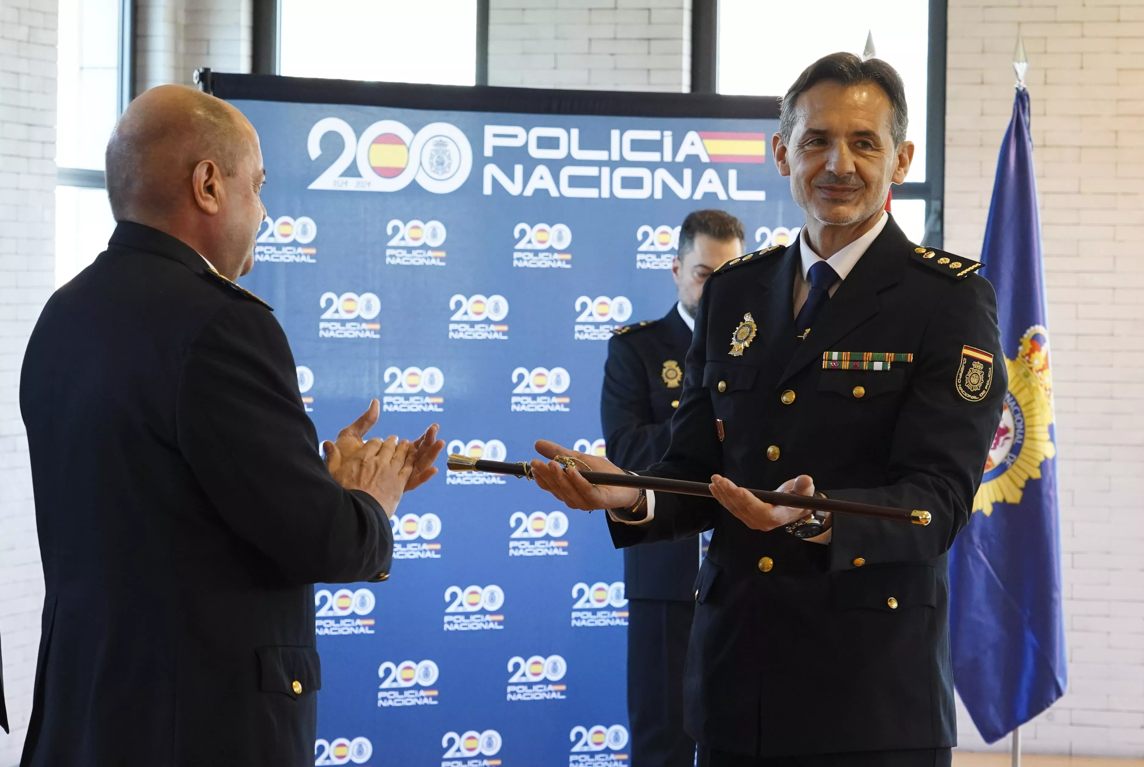 El comisario local de Policía Nacional en Ponferrada, Roberto González de Julián (D), durante el acto de toma de posesión de su cargo
