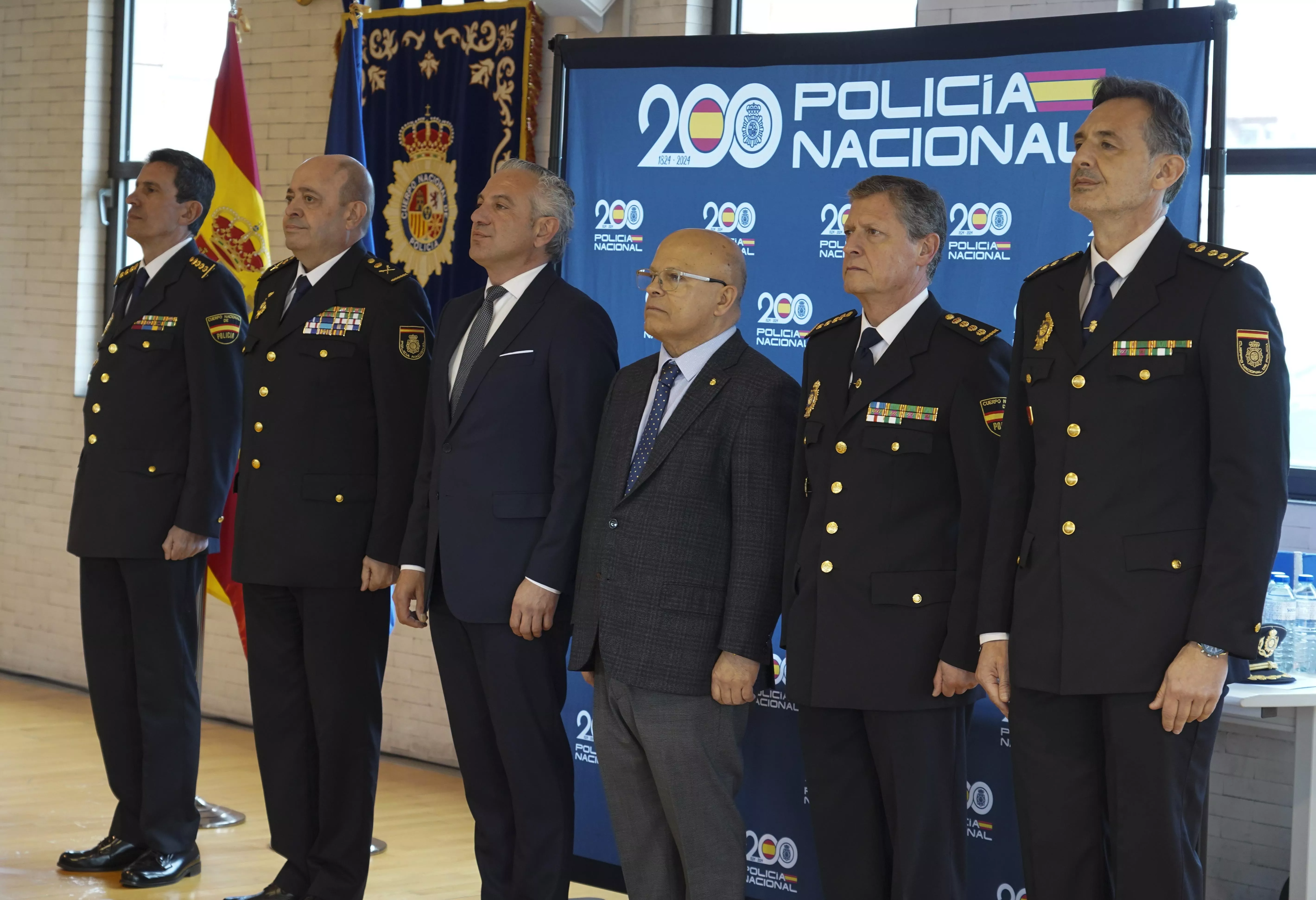 El delegado del Gobierno, Nicanor Sen (3I), preside la toma de posesión del comisario local de Policía Nacional en Ponferrada, Roberto González de Julián (D)