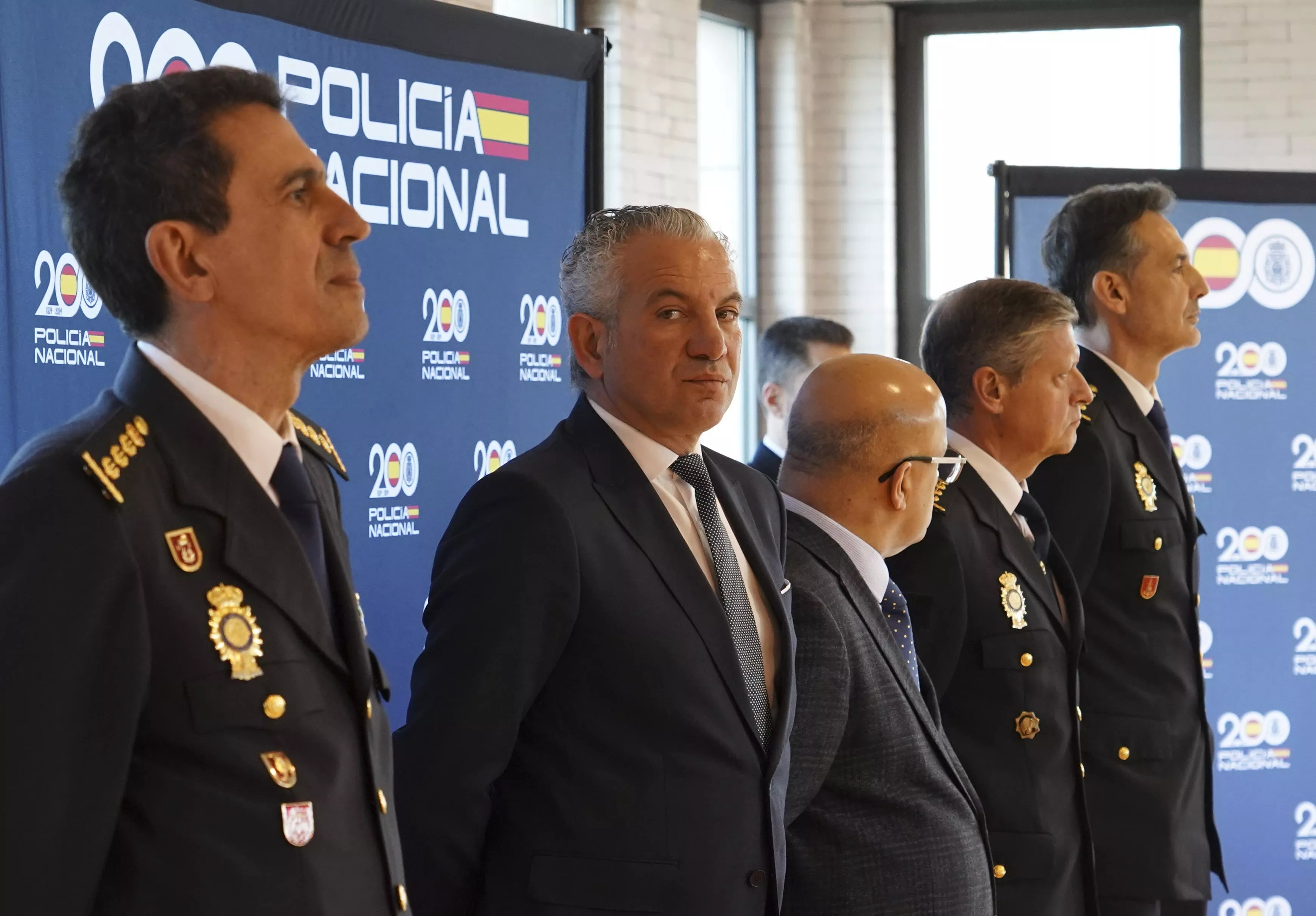 El delegado del Gobierno, Nicanor Sen (2I), preside la toma de posesión del comisario local de Policía Nacional en Ponferrada, Roberto González de Julián