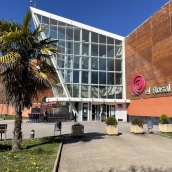 Fachada lateral del Centro Comercial El Rosal de Ponferrada