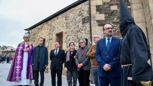 El Lambrión Chupacandiles vuelve a las calles para anunciar el comienzo de la Semana Santa en Ponferrada