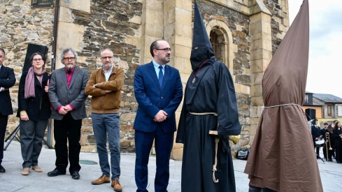 El Lambrión Chupacandiles vuelve a las calles para anunciar el comienzo de la Semana Santa en Ponferrada
