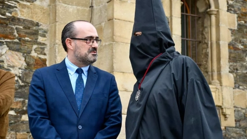 El Lambrión Chupacandiles vuelve a las calles para anunciar el comienzo de la Semana Santa en Ponferrada