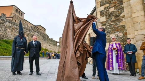 El Lambrión Chupacandiles vuelve a las calles para anunciar el comienzo de la Semana Santa en Ponferrada
