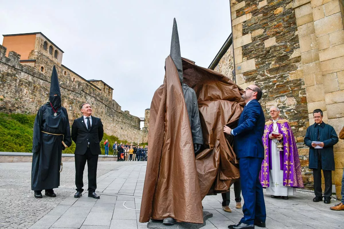 El Lambrión Chupacandiles vuelve a las calles para anunciar el comienzo de la Semana Santa en Ponferrada