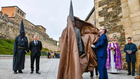 El Lambrión Chupacandiles vuelve a las calles para anunciar el comienzo de la Semana Santa en Ponferrada