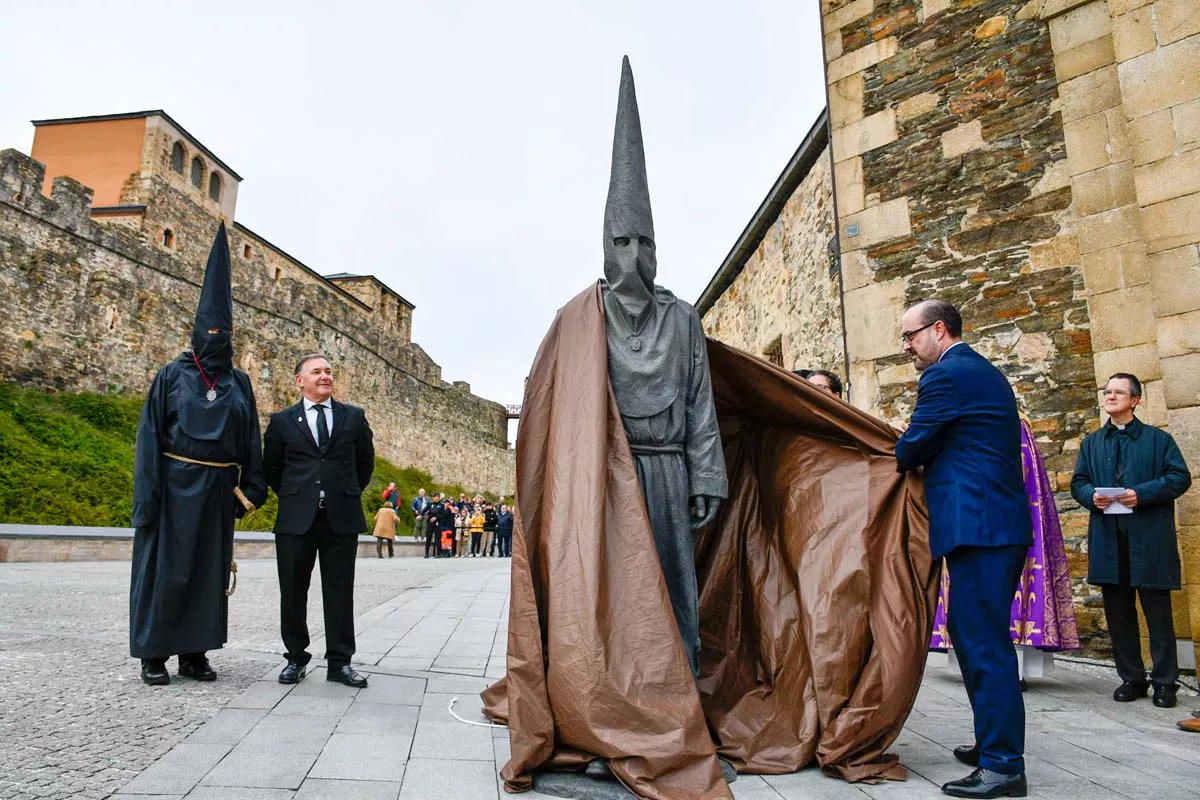 El Lambrión Chupacandiles vuelve a las calles para anunciar el comienzo de la Semana Santa en Ponferrada