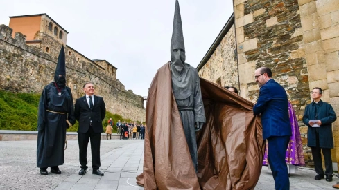 El Lambrión Chupacandiles vuelve a las calles para anunciar el comienzo de la Semana Santa en Ponferrada