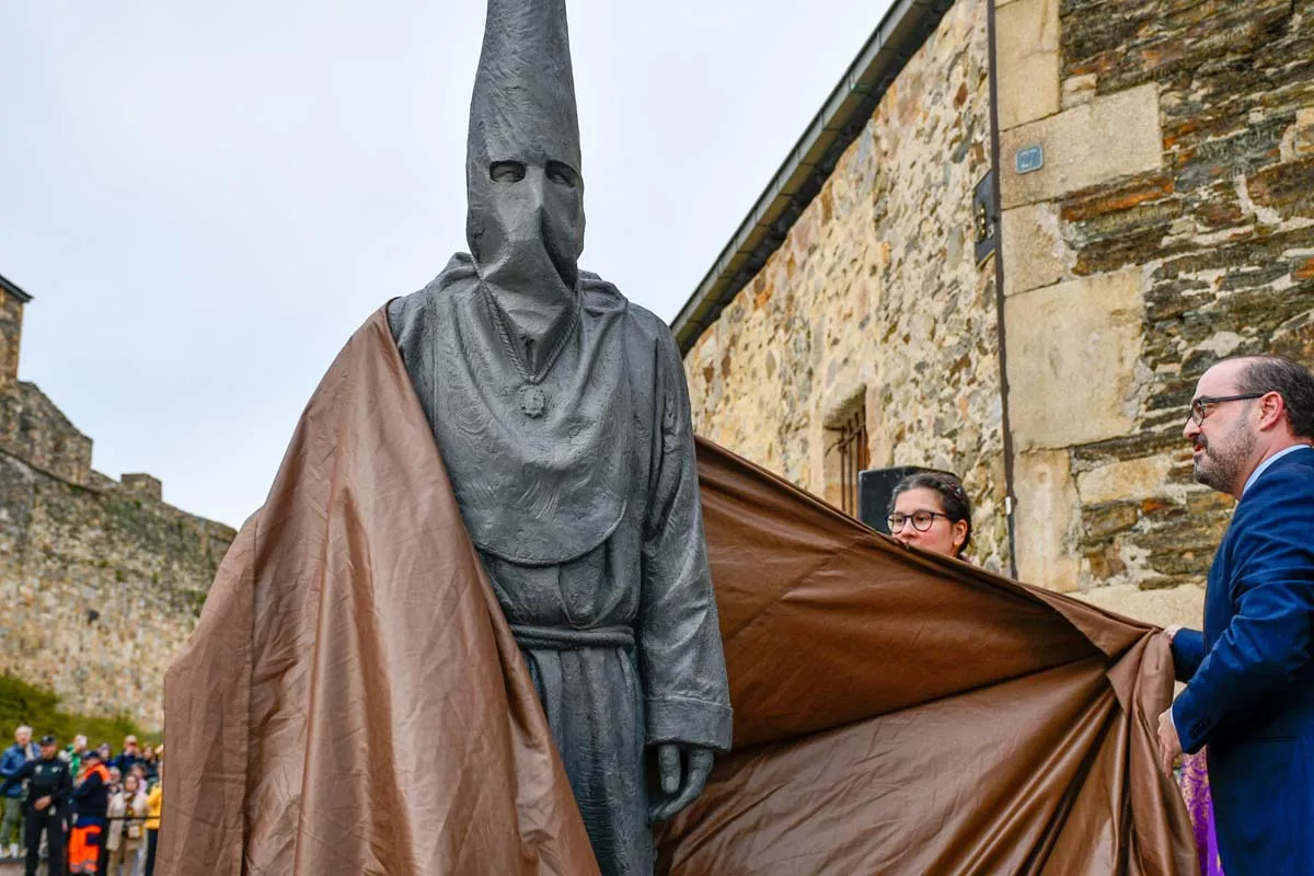 El Lambrión Chupacandiles vuelve a las calles para anunciar el comienzo de la Semana Santa en Ponferrada