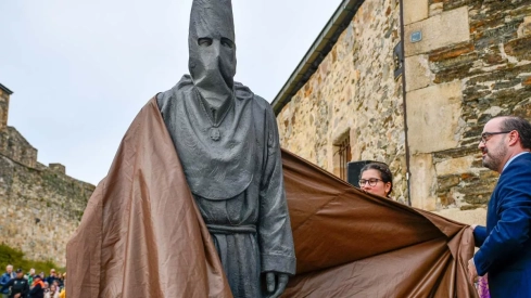El Lambrión Chupacandiles vuelve a las calles para anunciar el comienzo de la Semana Santa en Ponferrada