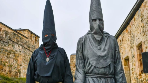 El Lambrión Chupacandiles vuelve a las calles para anunciar el comienzo de la Semana Santa en Ponferrada
