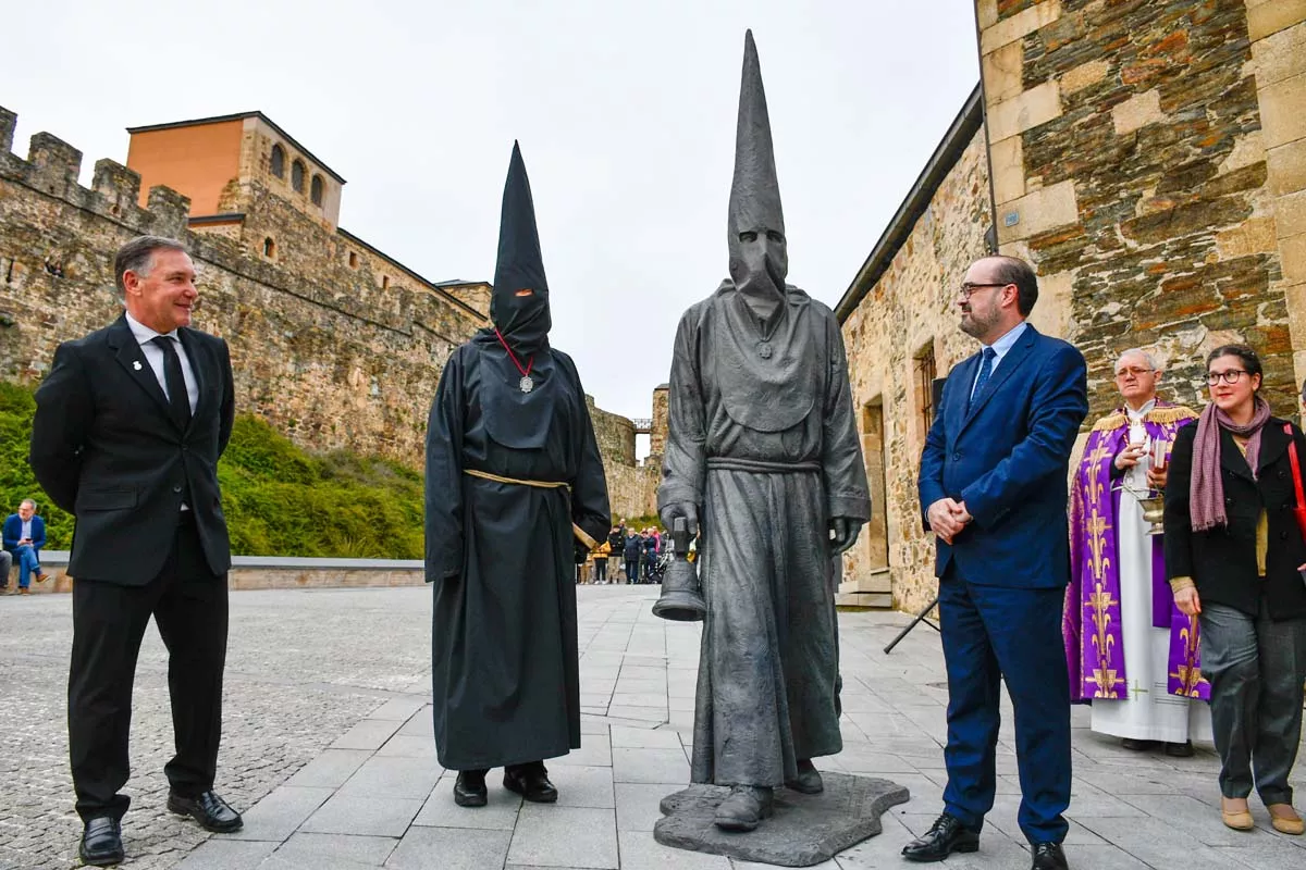 El Lambrión Chupacandiles vuelve a las calles para anunciar el comienzo de la Semana Santa en Ponferrada