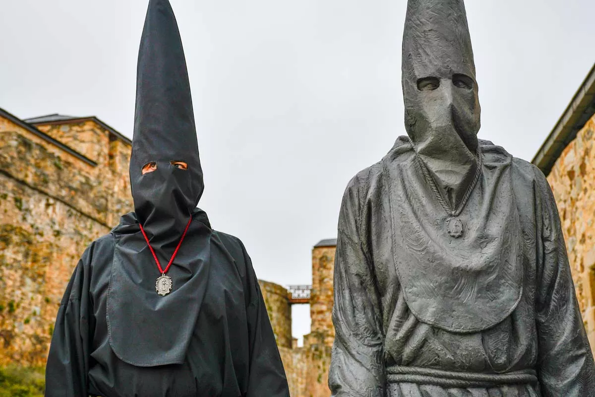 El Lambrión Chupacandiles vuelve a las calles para anunciar el comienzo de la Semana Santa en Ponferrada