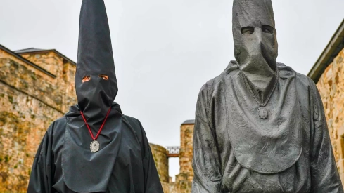 El Lambrión Chupacandiles vuelve a las calles para anunciar el comienzo de la Semana Santa en Ponferrada