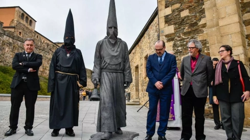 El Lambrión Chupacandiles vuelve a las calles para anunciar el comienzo de la Semana Santa en Ponferrada