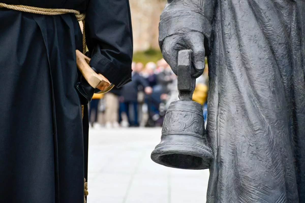 El Lambrión Chupacandiles vuelve a las calles para anunciar el comienzo de la Semana Santa en Ponferrada