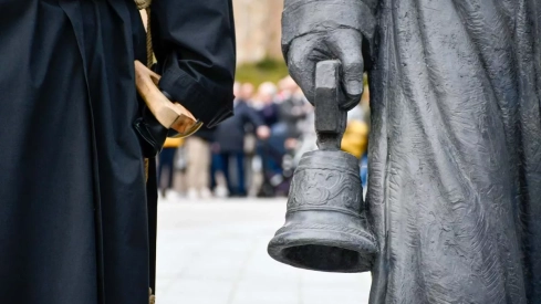 El Lambrión Chupacandiles vuelve a las calles para anunciar el comienzo de la Semana Santa en Ponferrada