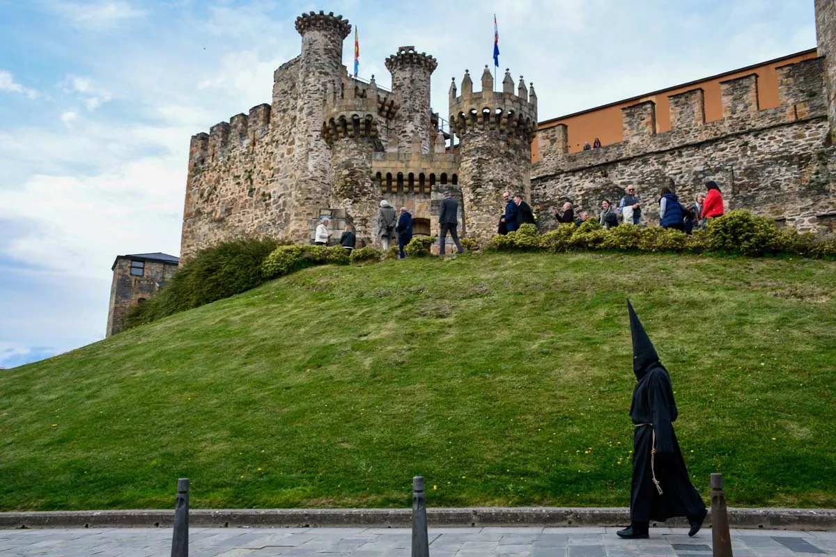 El Lambrión Chupacandiles vuelve a las calles para anunciar el comienzo de la Semana Santa en Ponferrada