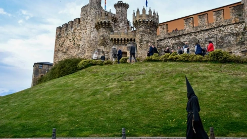 El Lambrión Chupacandiles vuelve a las calles para anunciar el comienzo de la Semana Santa en Ponferrada