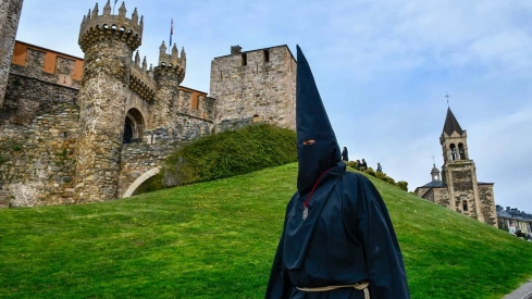 El Lambrión Chupacandiles vuelve a las calles para anunciar el comienzo de la Semana Santa en Ponferrada