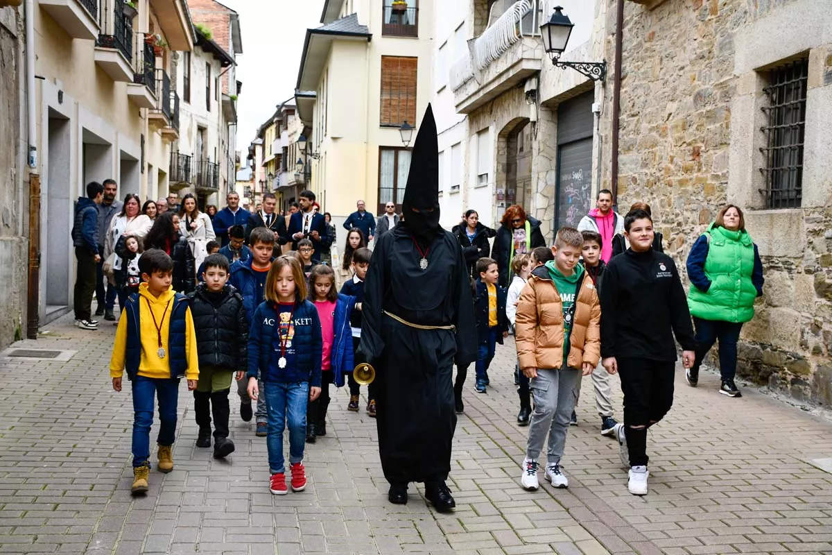 El Lambrión Chupacandiles vuelve a las calles para anunciar el comienzo de la Semana Santa en Ponferrada