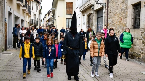 El Lambrión Chupacandiles vuelve a las calles para anunciar el comienzo de la Semana Santa en Ponferrada
