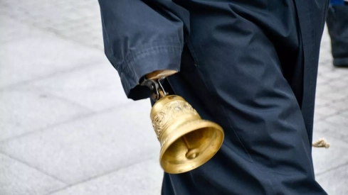 El Lambrión Chupacandiles vuelve a las calles para anunciar el comienzo de la Semana Santa en Ponferrada