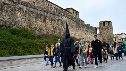 El Lambrión Chupacandiles vuelve a las calles para anunciar el comienzo de la Semana Santa en Ponferrada