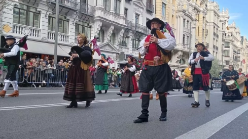 Así suenan mejores gaitas del Bierzo en el desfile de San Patricio de Madrid Así suenan mejores gaitas del Bierzo en el desfile de San Patricio de Madrid
