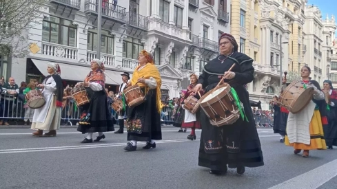 Así suenan mejores gaitas del Bierzo en el desfile de San Patricio de Madrid Así suenan mejores gaitas del Bierzo en el desfile de San Patricio de Madrid