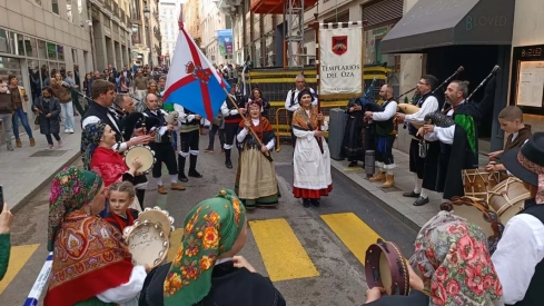 Así suenan mejores gaitas del Bierzo en el desfile de San Patricio de Madrid Así suenan mejores gaitas del Bierzo en el desfile de San Patricio de Madrid